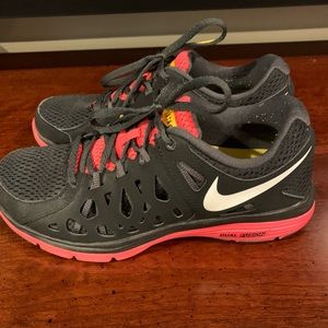 Women’s NIKE Black & Pink Sneakers Size 6.5